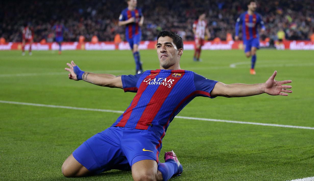 Selebrasi Luis Suarez usai membobol gawang Atletico Madrid pada leg kedua semifinal Copa del Rey semifinal di Camp Nou stadium, Barcelona (7/2/2017). Barcelona bermain imbang 1-1. (AP/Manu Fernandez)