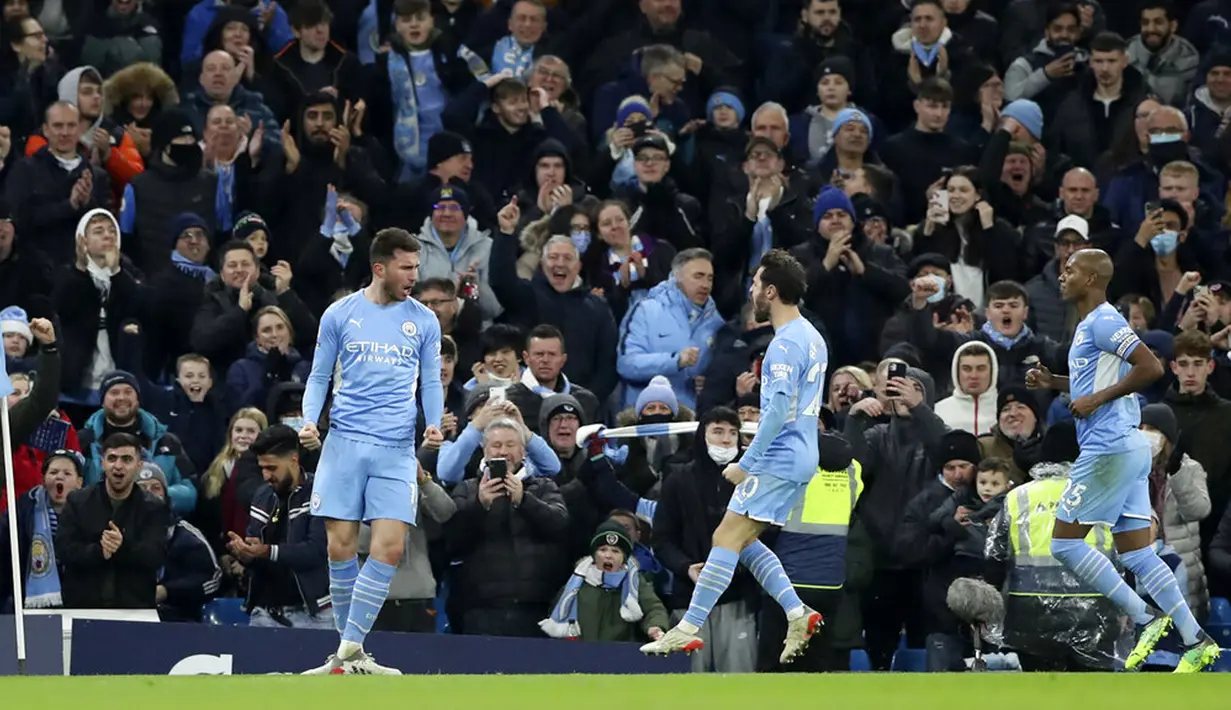 Pemain Manchester City Aymeric Laporte (kiri) melakukan selebrasi usai mencetak gol ke gawang Leicester City pada pertandingan sepak bola Liga Inggris di Etihad Stadium, Manchester, Inggris, Minggu (26/12/2021). Manchester City menang 6-3. (AP Photo/Scott Heppell)