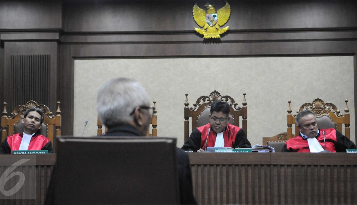 Terdakwa OC Kaligis saat jalani sidang pembacaan vonis di pengadilan Tipikor, Jakarta, (17/12). Kaligis terbukti menyuap majelis hakim dan penitera PTUN di Medan sebesar 27 ribu dolar AS dan 5 ribu dolar Singapura. (Liputan6.com/Helmi Afandi)