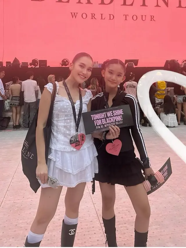 Ayu Ting Ting dan Bilqis nonton konser Blackpink. [@ayutingting92]