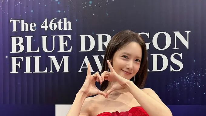 Yoongphrodite is Back, Im Yoona Tampil Menyala dengan Gaun Merah di Blue Dragon Film Awards ke-46