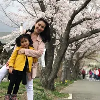 "Di sana kan banyak nasi kalau di Jepang, jadi kita makan pakai nasi. Terus makan di hotel, kadang kita makan di restorannya juga, tapi campur sama lauk yang kita bawa gitu," jelas Ayu. (Instagram/ayutingting92)