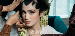 Mengakar pada tradisi, namun dibalut estetika modern, riasan Syifa Hadju menjadi interpretasi baru dari pengantin Jawa klasik. [@syifahadju].