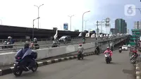 Pengendara sepeda motor melawan arus lalu lintas di sekitar flyover Tanjung Barat, Jakarta, Senin (17/2/2020). Pengendara sepeda motor nekat melawan arus lalu lintas meski perilaku buruk tersebut membahayakan keselamatan. (Liputan6.com/Immanuel Antonius)