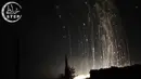 Sebuah gambar memperlihatkan serangan militer Rusia menggunakan senjata kimia fosfor putih atau dikenal dengan WP untuk menyerang ISIS di Suriah. Senjata kimia fosfor putih dilarang karena sangat beracun. (dailymail.co.uk)