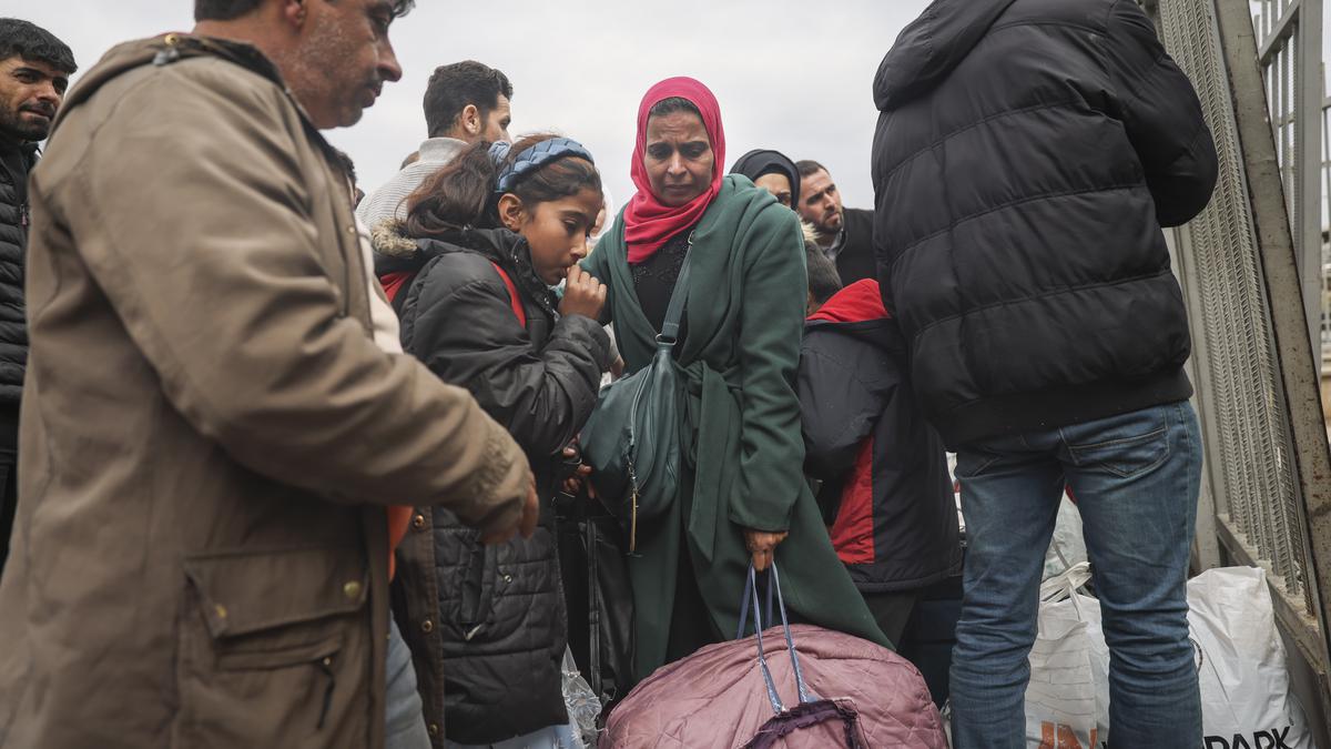 Warga Suriah menunggu untuk menyeberang ke Suriah dari Turki di gerbang perbatasan Cilvegozu, dekat kota Antakya, tenggara Turki, Selasa (21/2/2023). Jumlah korban tewas di Turki dan Suriah naik menjadi delapan dalam gempa terbaru dan kuat yang melanda, dua minggu setelah gempa dahsyat menewaskan hampir 45.000 orang, kata pihak berwenang dan media pada Selasa. (AP Photo/Unal Cam)