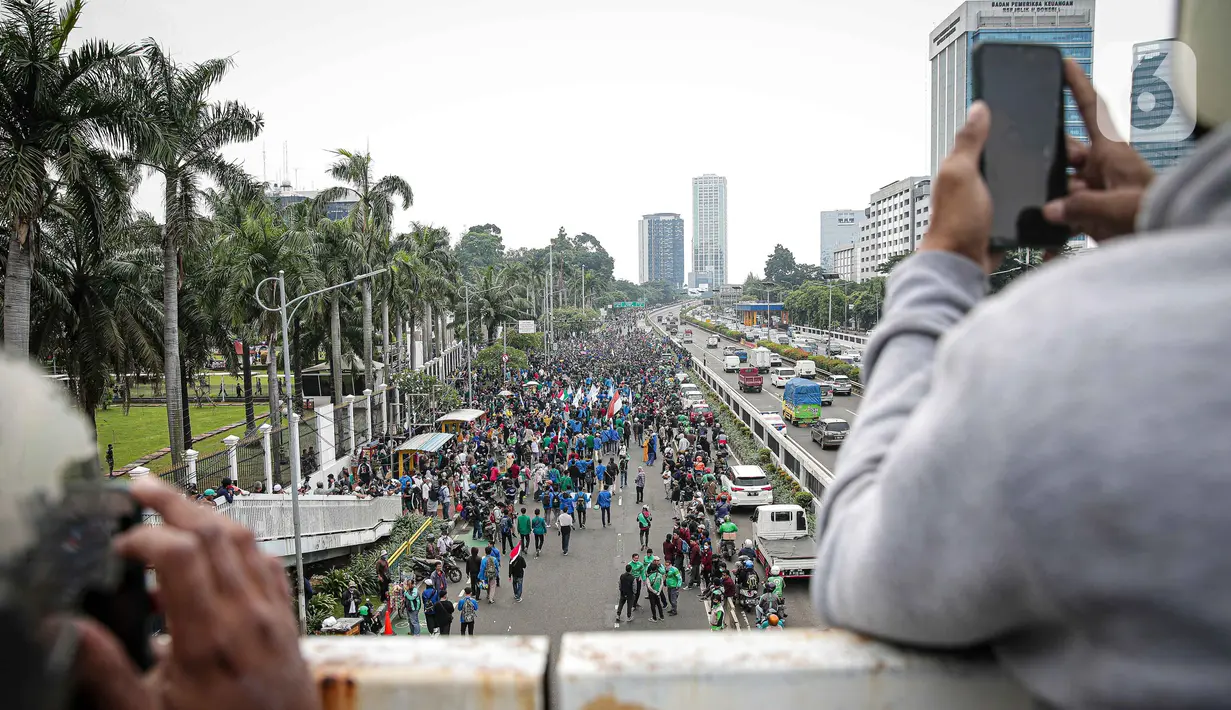 Massa mahasiswa sejumlah aliansi mulai mendatangi kawasan sekitar Gedung DPR untuk berunjuk rasa di Jakarta, Senin (11/4/2022). Diketahui, ada empat tuntutan yang disuarakan dalam aksi mahasiswa, salah satunya menolak penundaan pemilu 2024 atau masa jabatan 3 periode. (Liputan6.com/Faizal Fanani)