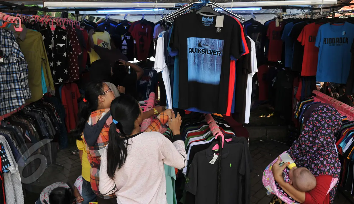 Pengunjung tampak mendatangi salah satu stan pakaian di arena Pekan Raya Jakarta (PRJ), Senayan, Jakarta, Selasa (2/6/2015). PRJ Senayan yang diikuti oleh 800 UKM tersebut dibuka dari 30 Mei-5 Juni mendatang. (Liputan6.com/Johan Tallo)  