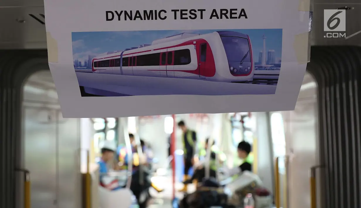 Gerbong kereta Light Rail Transit (LRT) ketika melakukan ujicoba dari Stasiun Boulevard Selatan ke Stasiun Boulevard Utara, Jakarta, Kamis (14/6). Uji coba internal rangkaian LRT digelar sejak 11 hingga 13 Juni 2018 lalu. (Liputan6.com/Immanuel Antonius)