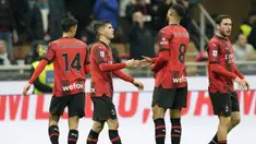 AC Milan berhasil memantapkan posisinya di peringkat ketiga klasemen sementara Serie A Liga Italia 2023/2024 menjelang pergantian tahun setelah menang tipis 1-0 atas Sassuolo pada laga pekan ke-18 di San Siro Stadium, Milan, Sabtu (30/12/2023) malam waktu setempat atau Minggu (31/12/2023) dini hari WIB. Gol tunggal Rossoneri dicetak lewat aksi Christian Pulisic pada menit ke-59. Mengoleksi 36 poin, AC Milan tertinggal 7 poin dari sang runner-up, Juventus dan berjarak 9 poin dari sang pemuncak klasemen, Inter Milan. (AP Photo/Antonio Calanni)