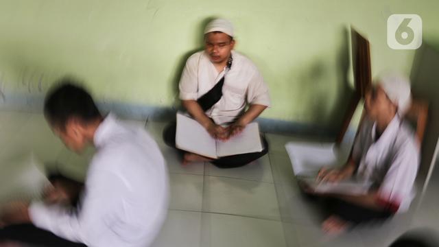 Perjuangan Disabilitas Tadarus dengan Al-Quran Braille