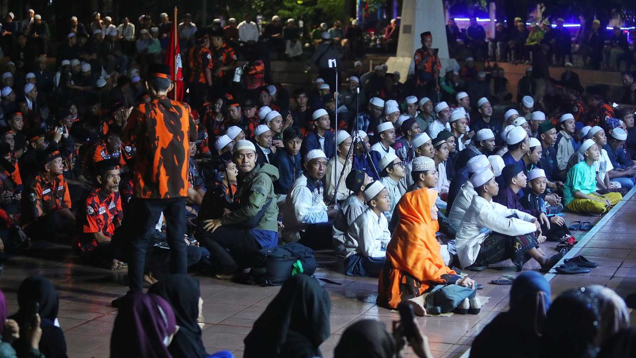 FOTO: Ribuan Warga Padati Tugu Proklamasi, Pemuda Pancasila Gelar Doa untuk Negeri