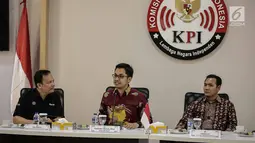 Ketua KPI Pusat Yuliandre Darwis (tengah) memberi sambutan saat audensi peserta Puteri Muslimah Asia 2018 di KPI, Jakarta, Jumat (4/5). Kunjungan agar para peserta mengenal lebih dekat tugas dan tanggung jawab KPI. (Liputan6.com/Faizal Fanani)