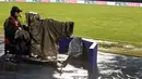 Kameramen sedang mengambil gambar Kroasia melawan Kosovo saat hujan deras pada laga Grup I kualifikasi Piala Dunia 2018 di Stadion Maksimir, Zagreb, (2/9/2017).  Laga tersebut diberhentikan wasit karena stadion penuh genangan air. (AFP/ STR)