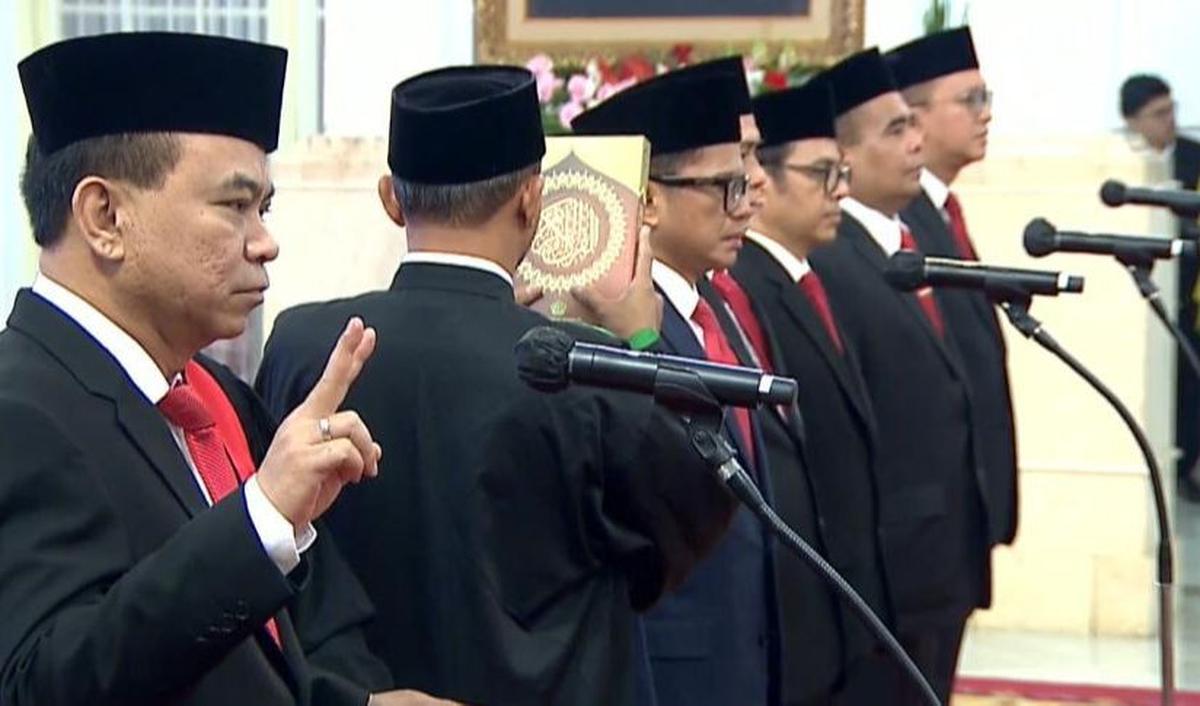 Kemudian, Wakil Menteri BUMN Pahala Mansury dilantik menjadi Wakil Menteri Luar Negeri (Wamenlu), Duta Besar RI untuk Amerika Serikat (AS), Rosan Roeslani menjadi Wakil Menteri BUMN, Paiman Raharjo menjadi Wamendes dan Saiful Rahmat Dasuki sebagai Wamenag