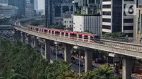 Kereta ringan atau light rail transit (LRT) saat melintasi kawasan Kuningan, Jakarta, Kamis (21/9/2023). LRT Jabodebek kembali melakukan penambahan jumlah perjalanan dari 158 perjalanan setiap harinya bertambah menjadi 230 perjalanan per hari guna memenuhi peningkatan kebutuhan para pengguna jasa. (Liputan6.com/Angga Yuniar)