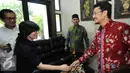 Li Claudia Chandra bersalaman dengan Komisioner KPU Ferry Kurnia Rizkyansyah di Kantor KPU Pusat, Jakarta, Selasa (29/9/2015). Calon Walikota Tangsel ini melaporkan penggelembungan daftar pemilih sekitar 70 ribu di Tangsel. (Liputan6.com/Helmi Afandi)