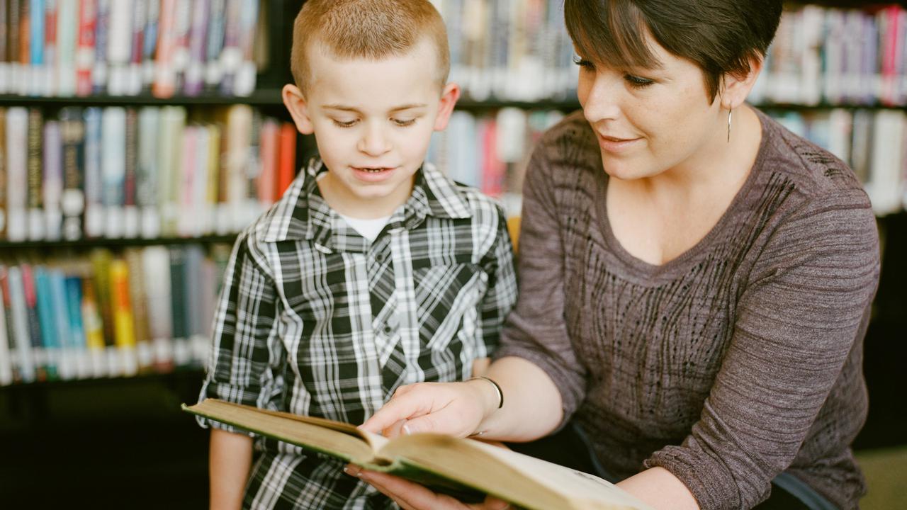 Ilustrasi orang tua membaca buku bersama anak