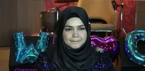 Siti Nurhaliza baru saja merayakan hari ulang tahunnya yang ke-37 di Jakarta dengan suami dan para fansnya ‘Siti Zoner’. Ia merasa terharu dengan keaktifan para fans yang selalu menikmati karyanya.
