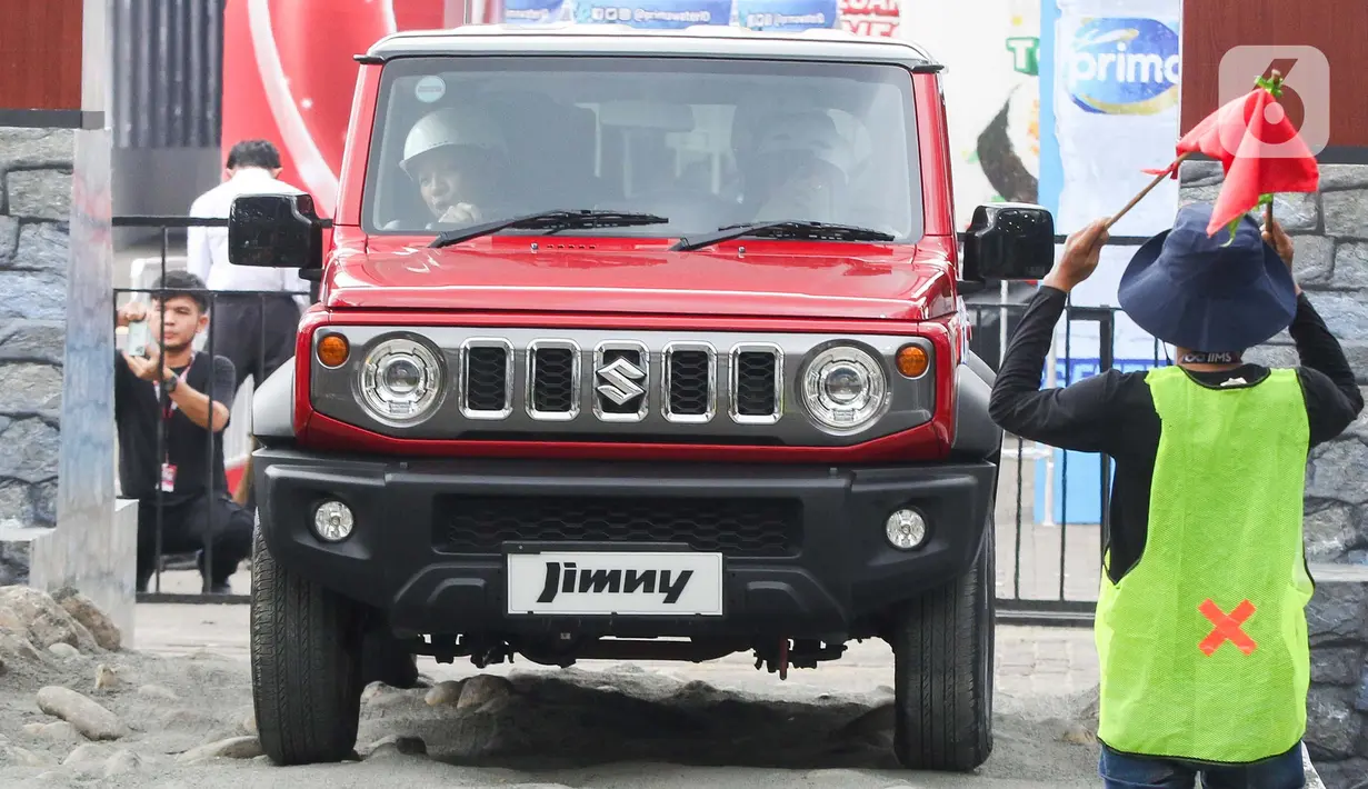 Pengunjung akan menempati kursi penumpang sambil merasakan adrenaline saat melahap jalanan gravel, permukaan tidak rata, bebatuan, dan pasir yang mengunggulkan suspensi dan stabilitas rangka Jimny 5-door. (Liputan6.com/Herman Zakharia)