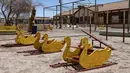 Kondisi permainan anak-anak yang using di kota terbengkalai Pedro de Valdivia, dibangun di sekitar bekas tambang saltpeter, utara kota Antofagasta, Chile, diambil pada 22 September 2021. Kota yang ditinggalkan itu dibangun pada tahun 1930 dan menampung sekitar 14.000 orang. (Martin BERNETTI/AFP)
