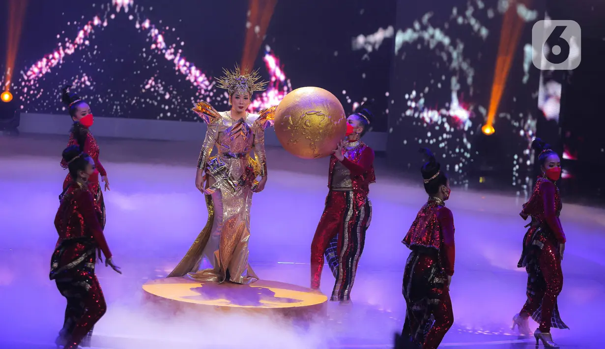 Penampilan Soimah Pancawati dalam malam puncak Indonesian Dangdut Awards 2021 di Studio 5 Indosiar, Jakarta, Rabu (1/12/2021). Indonesian Dangdut Awards 2021 adalah sebuah apresiasi bagi para insan dangdut di Indonesia, mulai dari penyanyi, musisi hingga pencipta lagu. (Liputan6.com/Faizal Fanani)