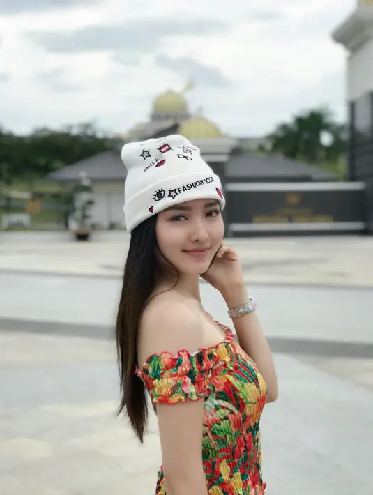 Masih dengan motif floralnya yang colorful, kali ini Natasha seperti wanita Korea. terlebih ia memakai beanie berwarna putih untuk melindungi rambutnya dari terik matahari. (Instagram/natashawilona12)