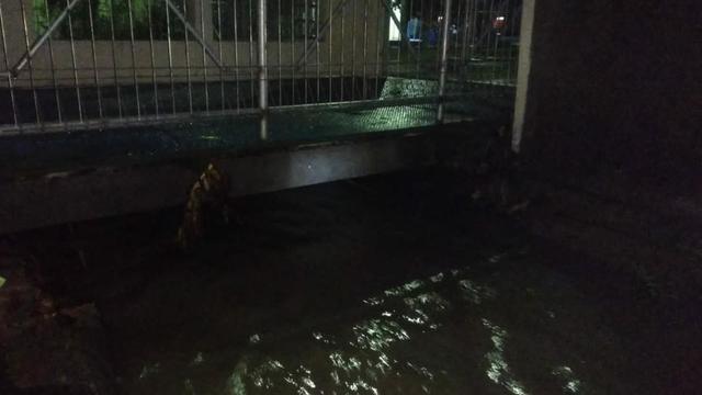 Penampakan jembatan wilayah Migas yang kerap tersumbat hingga jadi salah satu biang kerok terjadinya banjir di Kecamatan Cepu, Kabupaten Blora. (Liputan6.com/Ahmad Adirin)