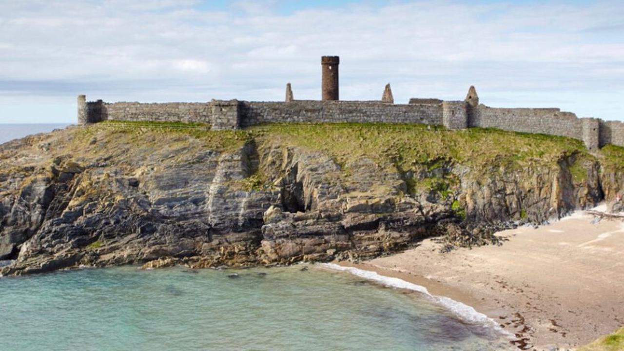 Panorama di Pulau Man, dekat dari Laut Irlandia