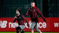 Penyerang Liverpool Mohamed Salah (kiri) dan Dejan Lovren berlatih jelang menghadapi Napoli pada matchday keenam Grup C Liga Champions di Melwood Training Ground, Liverpool, Inggris, Senin (10/12). (Martin Rickett/PA via AP)