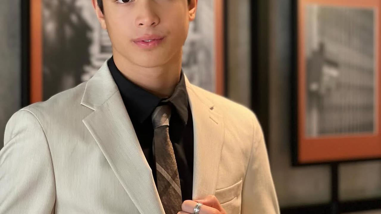 7 Potret Eddy Meijer Anak Maudy Koesnaedi Kenakan Pakaian Formal Berjas dan Dasi, Aura Gantengnya Makin Keluar