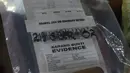 Salah satu barang bukti peretasan situs PN Sulawesi Tenggara diperlihatkan di Bareskrim Mabes Polri, Jakarta, Jumat (9/11). Polisi menahan empat pelaku yang tergabung kelompok Black Hat dan beberapa masih di bawah umur. (Liputan6.com/Helmi Fithriansyah)