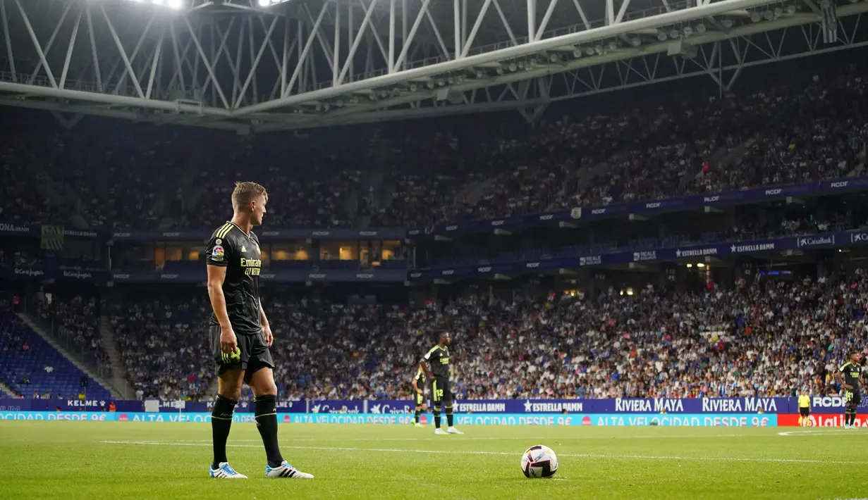 Gelandang Real Madrid, Toni Kroos bersiap melakukan tendangan bebas saat bertanding melawan Espanyol pada pertandingan lanjutan La Liga Spanyol di stadion Camp Nou di Barcelona, Spanyol, Senin (29/8/2022). Benzema mencetak dua gol dan mengantar Madrid menang atas Espanyol 3-1. (AP Photo/Joan Mateu Parra)