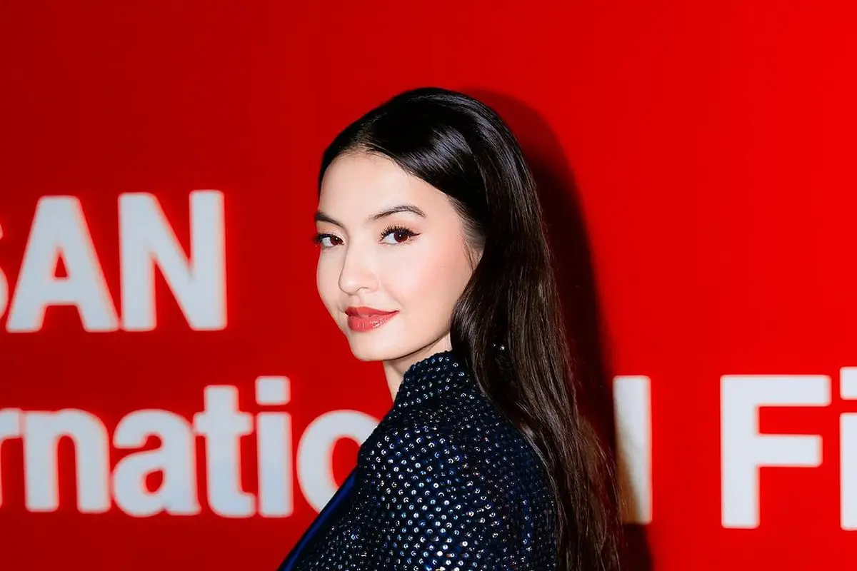 6 Pesona Elegan Khas Perempuan Indonesia Raline Shah, Jadi Pembaca Nominasi di Busan International Film Festival 2024