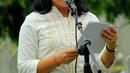 Menteri PPPA, I Gusti Ayu Bintang Darmavati membacakan riwayat hidup Mantan Menteri Urusan Peranan Wanita, Siti Aminah Sugandhi atau Mien Sugandhi saat prosesi pemakaman di TMPN Kalibata, Jakarta, Senin (6/1/2020). Mien Sugandhi wafat di usia 85 tahun. (merdeka.com/magang/ Muhammad Fayyadh