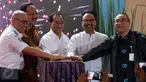 Menhub Budi Karya Sumadi (tengah) menekan tombol peresmian Terminal Bus Tipe A Seloaji di Kabupaten Ponorogo, Jawa Timur, Jumat (3/2). Terminal Bus Tipe A Seloaji ini memiliki luas bangunan 5.944 meter persegi. (Liputan6.com/Johan Tallo)