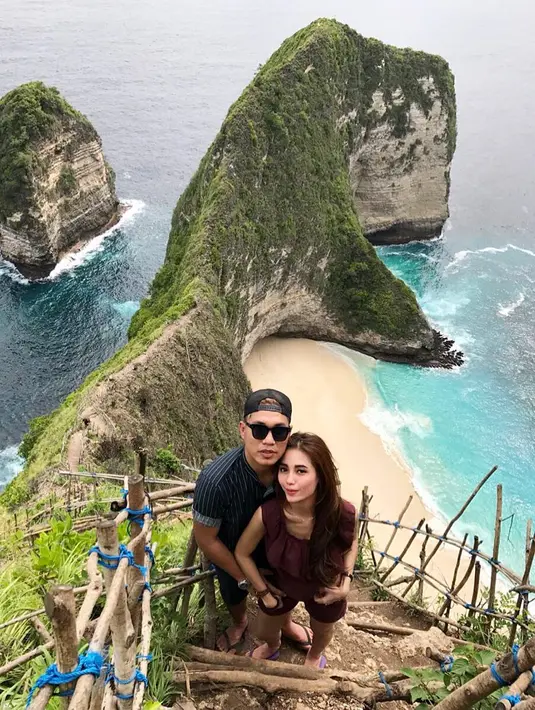 Rizal menambahkan, bahwa lamaran hanya akan dihadiri kedua keluarga besar saja. Acara pun akan digelar secara sederhana. Rizal sendiri belum menjelaskan kapan acara tersebut dilaksanakan. (Instagram/monicaimas)
