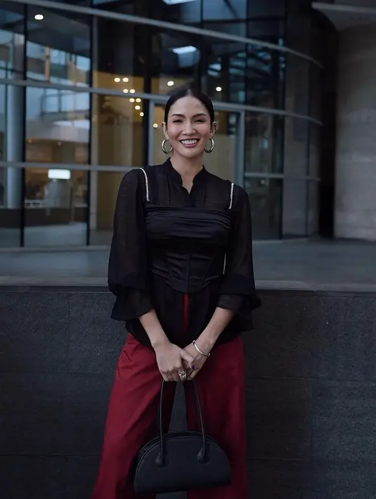 Di momen lainnya, Aulia Sarah terlihat mengenakan kemeja hitam ditumpuk dengan strappy tank top yang juga berwarna hitam, dan dipadu celana panjang merah. [Foto: Instagram/owliasarah]