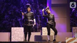 Pemain Teater Koma mementaskan lakon J J Sampah Kota di Graha Bhakti Budaya, Taman Ismail Marzuki, Jakarta, Kamis (7/11/2019). Musik K-Pop dan lagu-lagu lagi hits di kalangan milenial menjadi ramuan segar dari pertunjukan Teater Koma. (Fimela.com/Bambang E Ros)