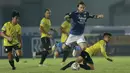 Ini merupakan pertandingan perdana bagi Marc Klok berseragam Persib Bandung dikompetisi resmi sepak bola Indonesia dan tampil memukau. Asupan bola-bola matang dari Marc Klok ke pemain lain membuat barisan pertahanan Barito Putera bekerja lebih ekstra. (Foto: Bola.com/M Iqbal Ichsan)