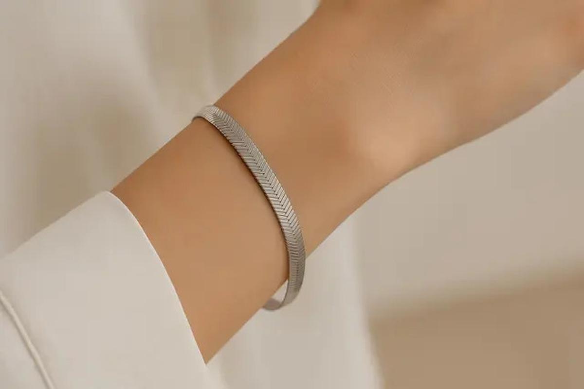10 Model Gelang Rantai Titanium Terbaru, Jadi Perhiasan Wanita yang Hits untuk Segala Usia di 2025