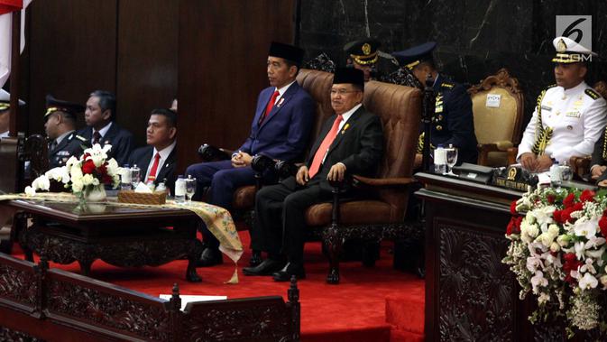 Presiden Joko Widodo (kedua kanan) didampingi Wakil Presiden Jusuf Kalla (kanan) bersiap menyampaikan Pidato Kenegaraan pada Sidang Tahunan MPR 2018 di Gedung Nusantara, Kompleks Parlemen, Senayan, Jakarta, Kamis (16/8). (Liputan6.com/Johan Tallo)