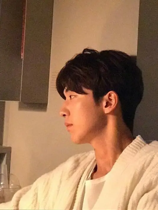 Menjadi idola para wanita, pasalnya Nam Jo Hyuk tampil dengan tubuh kekarnya yang seksi. Selain itu lawan mainnya, Jung Joon Hyung, tampil dengan penuh keceriaan saat melakukan adegan di kolam renang. (Instagram/skawngur)
