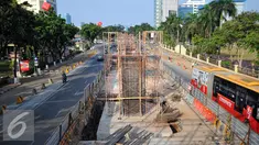 Aktifitas pembangunan jalan layang khusus bus Transjakarta paket Taman Puring terlihat sepi, Jakarta, Rabu (15/7/2015). Proyek pembangunan ini berhenti sementara selama libur Lebaran. (Liputan6.com/Yoppy Renato)