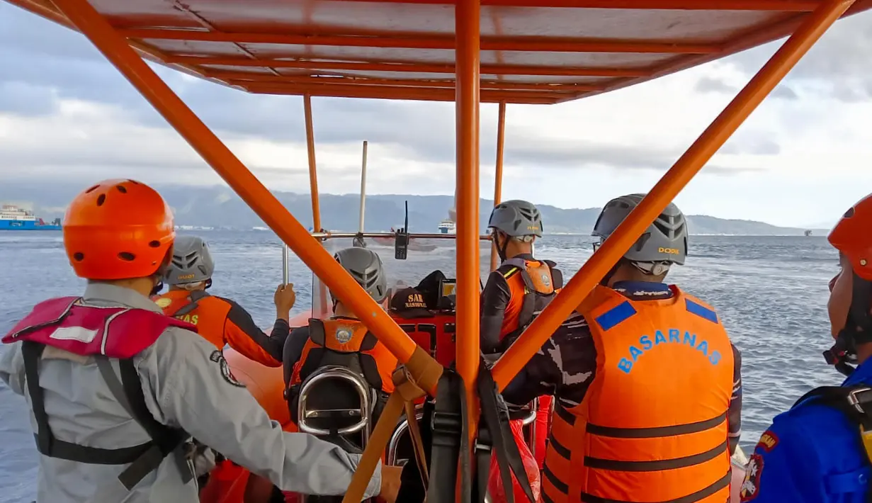 Sedikitnya enam orang tewas dan puluhan lainnya belum ditemukan setelah Kapal Motor Penumpang (KMP) Tunu Pratama Jaya dinyatakan tenggelam dalam perjalanan menuju pulau Bali dari Pelabuhan Ketapang Banyuwangi, Jawa Timur. (Handout /Indonesia's National Search And Rescue Agency (Basarnas)/AFP)