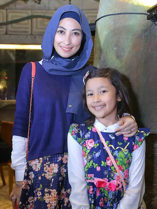 Terkait dialoq saat menjalani syuting, ia mengaku bahwa selama ini tidak mengalami kesulitan. Sebagai pendatang baru, ia sangat mengidolakan ibunya. (Nurwahyunan/Bintang.com)