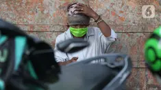 Warga duduk di sekitar kawasan Pasar Blok A Tanah Abang, Jakarta, Selasa (1/9/2020). Hingga Selasa (1/9). jumlah kasus aktif COVID-19 di Jakarta mencapai 8.764 orang (yang masih dirawat/isolasi mandiri). Dan jumlah kasus konfirmasi secara total sebanyak 41.250. (Liputan6.com/Helmi Fithriansyah)