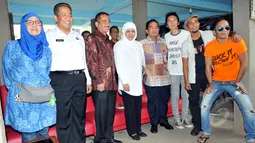 Slank berpose dengan pejabat terkait saat usai konferensi pers konser bertajuk "Drugs Free Asia-Afrika" di Potlot, Duren Tiga, Jakarta Selatan, Senin (13/4/2015). Rencananya konser akan digelar di Monas pada Minggu (19/4). (Liputan6.com/Panji Diksana)
