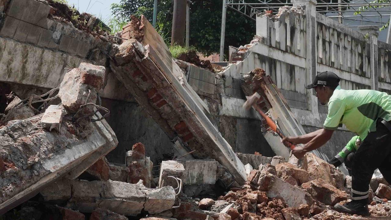 FOTO: Perbaikan Tembok Roboh di TPU Jeruk Purut