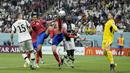 <p>Pemain Kosta Rika,&nbsp;Juan Pablo Vargas (tengah) mencetak gol kedua timnya ke gawang Jerman saat matchday ketiga Grup E Piala Dunia 2022 yang berlangsung di Al Bayt Stadium, Kamis (02/12/2022). (AP/Hassan Ammar)</p>